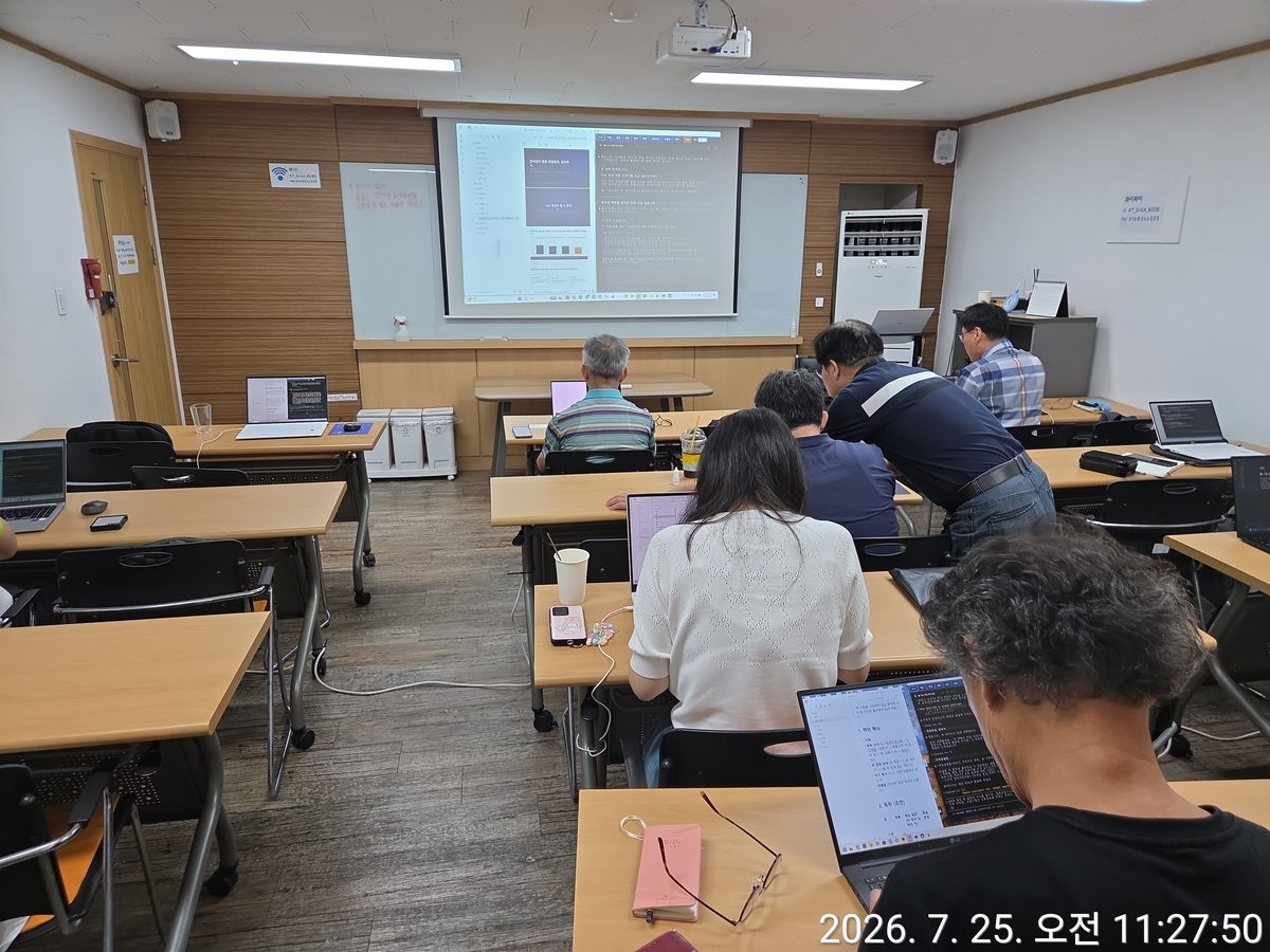 AI 도서집필 공개강좌 실습 장면 — 참가자들이 노트북으로 원고를 작성하고 있다