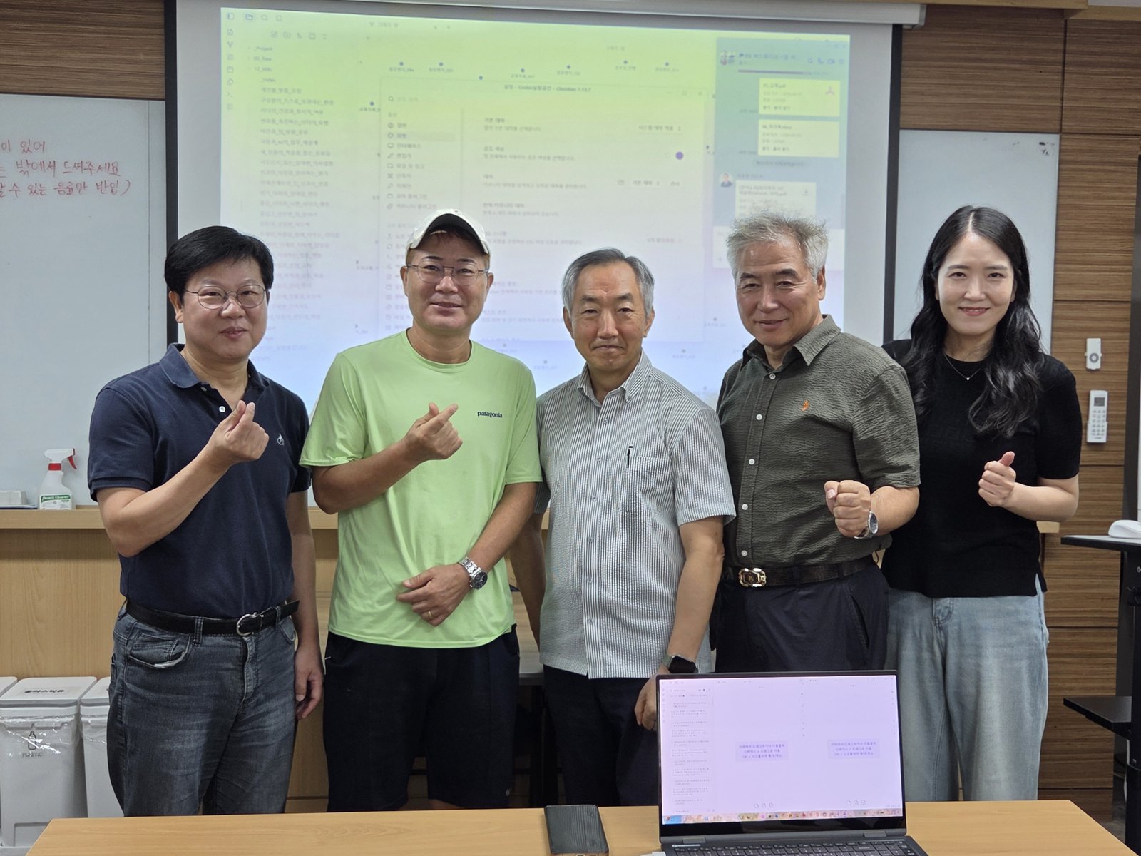 1일 단기 저자 과정 1기를 마치고 함께 찍은 사진