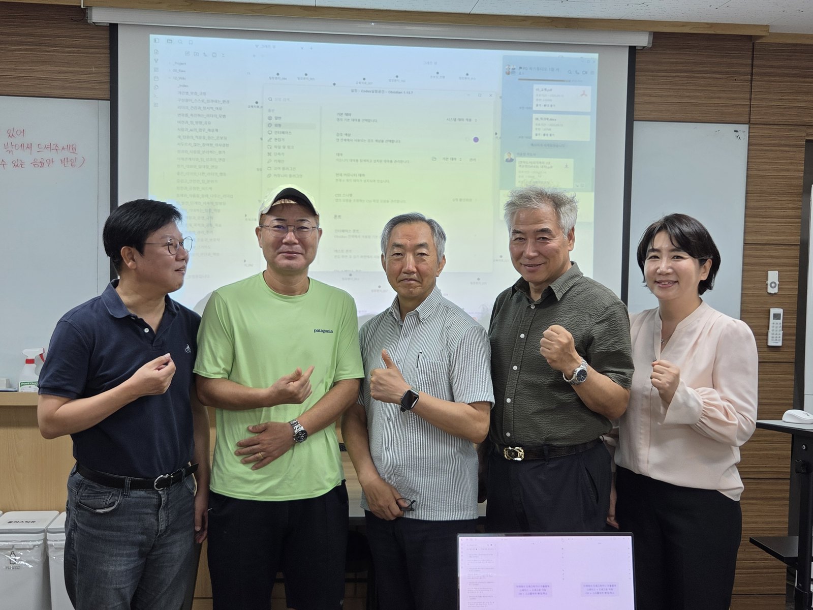 1일 단기 저자 과정 1기를 마치고 함께 찍은 사진